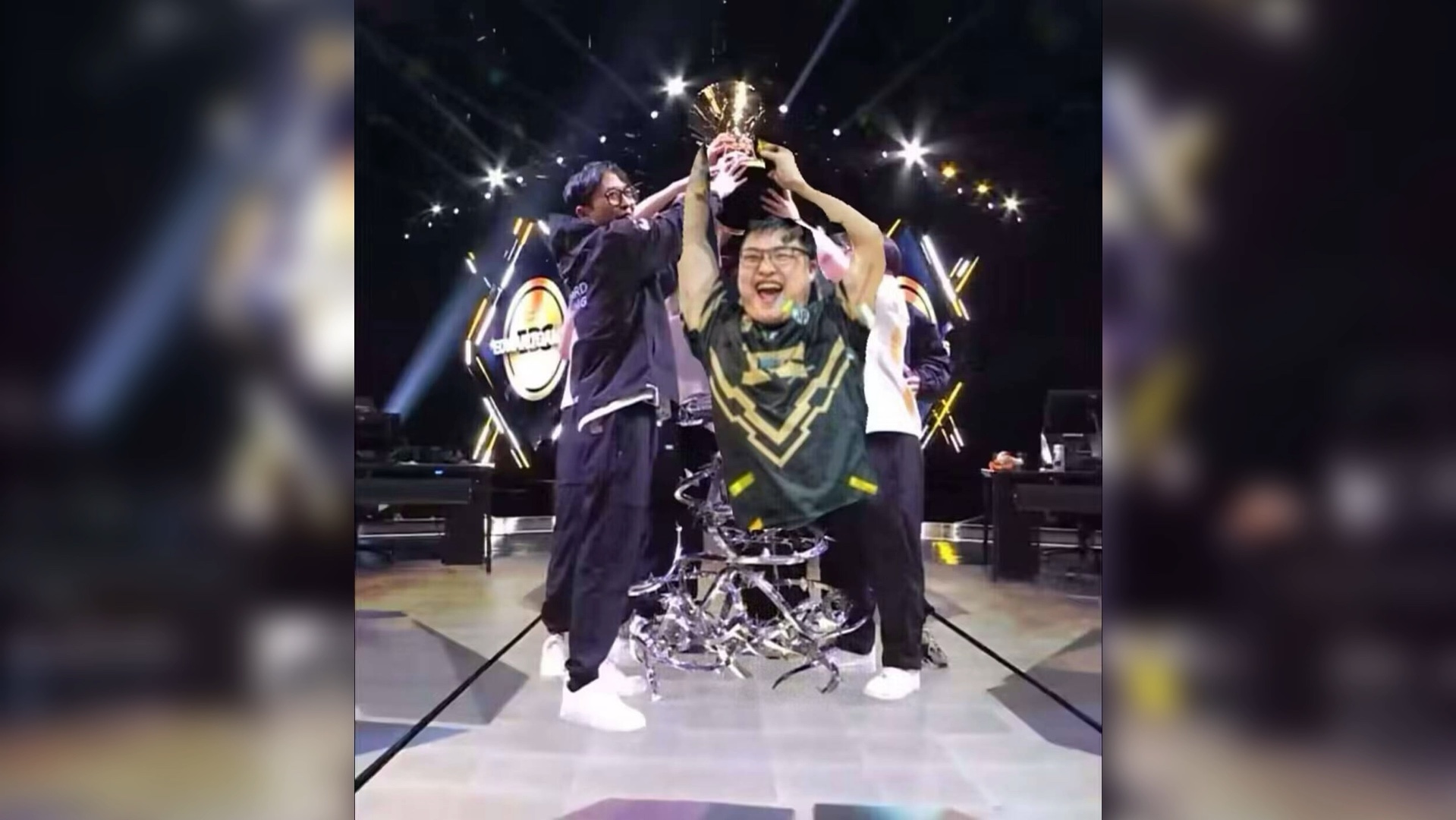 Uzi迎来五赛季高光表现，巴塞罗那球迷沸腾！